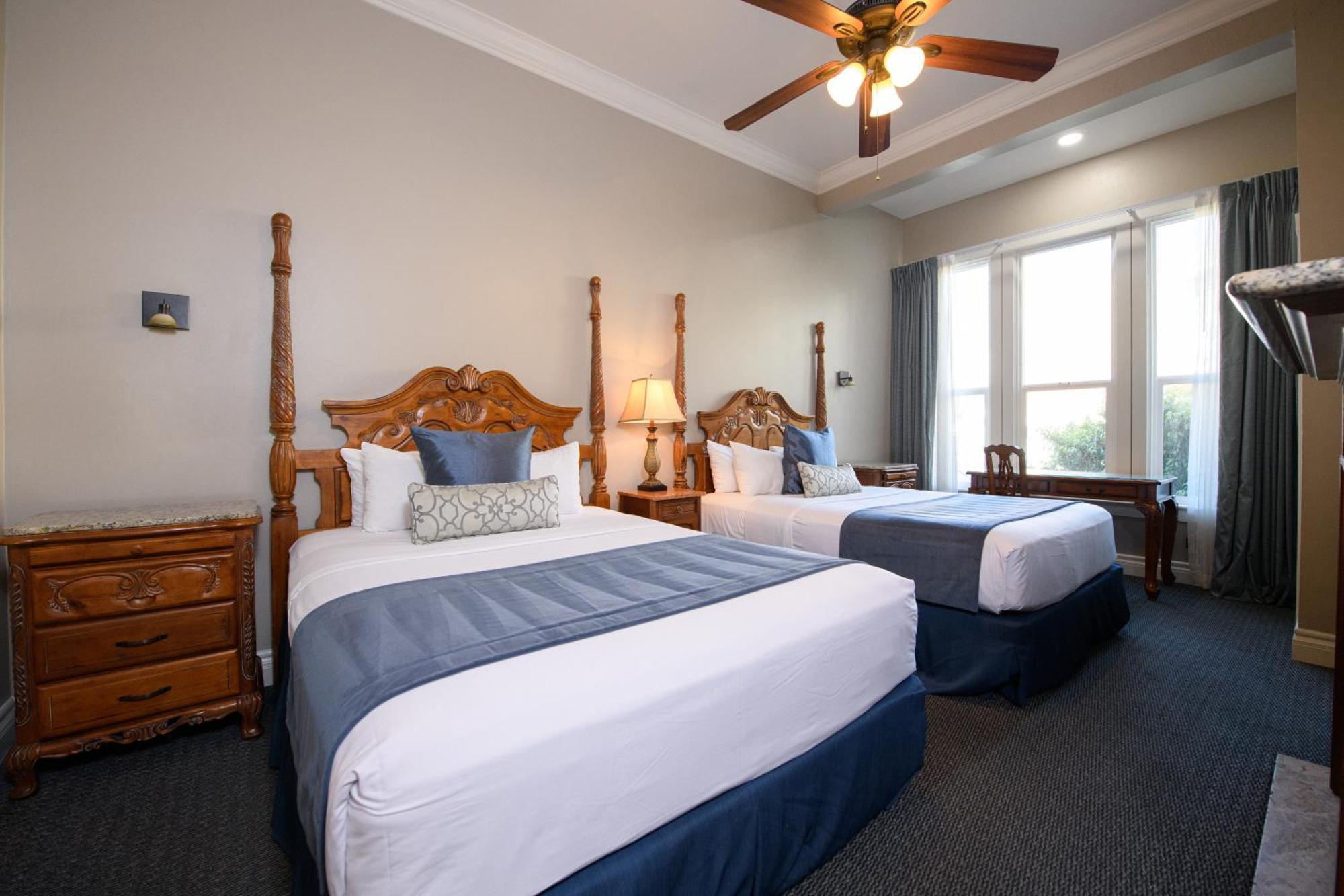 2 Queen Beds