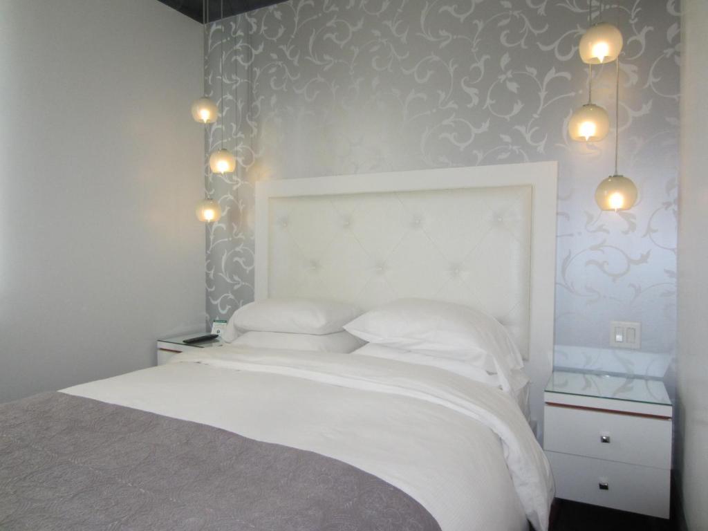 Deluxe Queen Room with City View